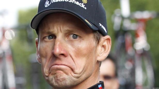 Lance Armstrong mit traurigem Gesichtsausdruck und einer „RadioShack“-Kappe.