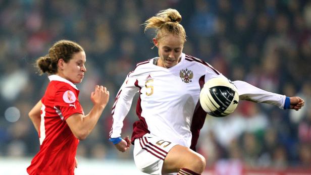 Eine russische Fußballspielerin dribbelt den Ball während eines Spiels.