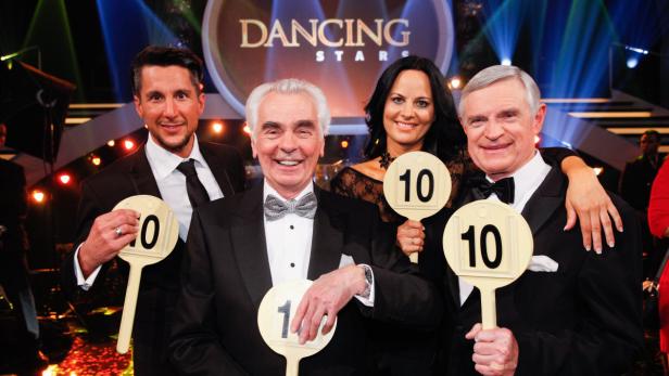 Die Jury von „Dancing Stars“ präsentiert Wertungstafeln.