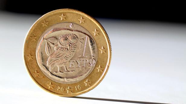 Eine griechische 1-Euro-Münze mit einer Eule und der Jahreszahl 2010.