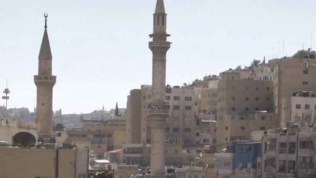 Blick auf Amman, Jordanien, mit zwei Minaretten im Vordergrund.