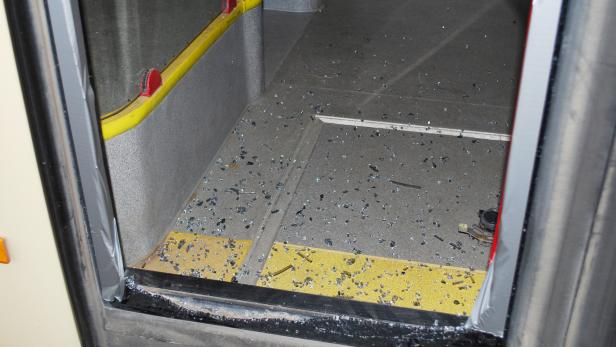 Der Boden eines Busses ist mit Glasscherben bedeckt.