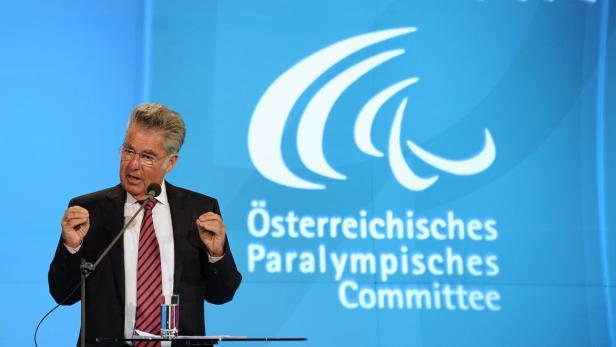 Ein Mann spricht vor dem Logo des Österreichischen Paralympischen Komitees.