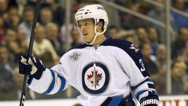 Ein Eishockeyspieler der Winnipeg Jets mit Schläger auf dem Eis.