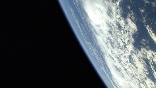 Ein Blick auf die Erde und die Wolken vom Weltraum aus.