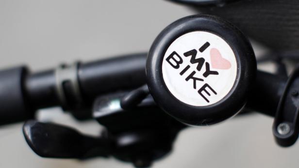 Ein Fahrradlenker mit einem Aufkleber, der „I love my bike“ zeigt.