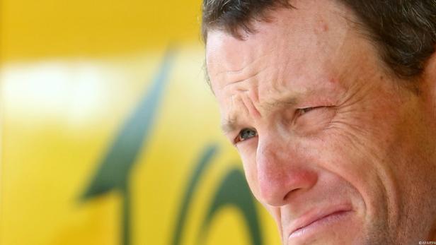 Nahaufnahme des Gesichts von Lance Armstrong, der zusammengekniffene Augen hat.
