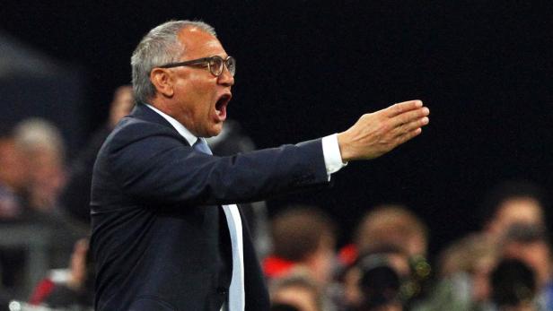 Ein Trainer gestikuliert und schreit Anweisungen während eines Spiels.