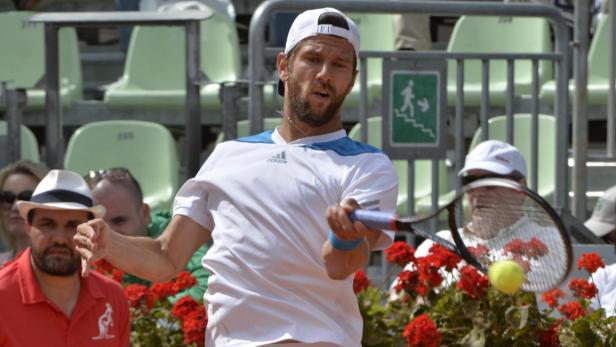 Ein Tennisspieler schlägt einen Ball während eines Matches.
