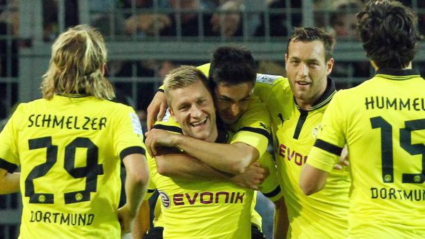 Mehrere Fußballspieler von Borussia Dortmund feiern gemeinsam.