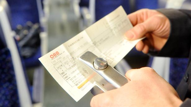 Ein Zugticket der ÖBB wird entwertet.