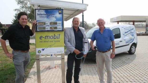 Drei Männer stehen an einer Solartankstelle für E-Mobile in Simonsfeld.