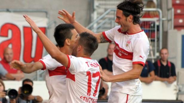Fußballspieler des VfB Stuttgart feiern ein Tor.