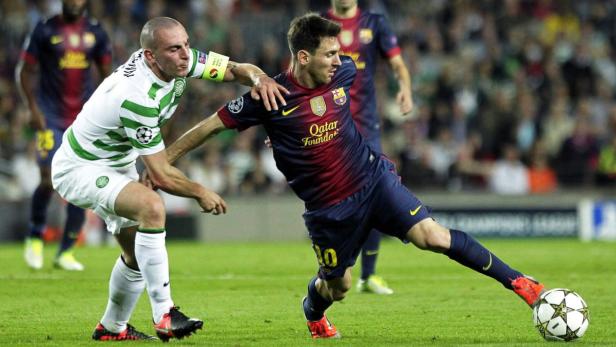 Lionel Messi im Zweikampf mit einem Spieler von Celtic Glasgow.