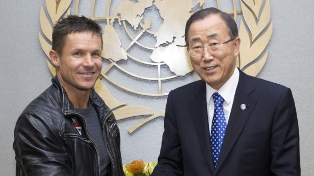 Guy Pearce und Ban Ki-moon posieren vor dem Emblem der Vereinten Nationen.