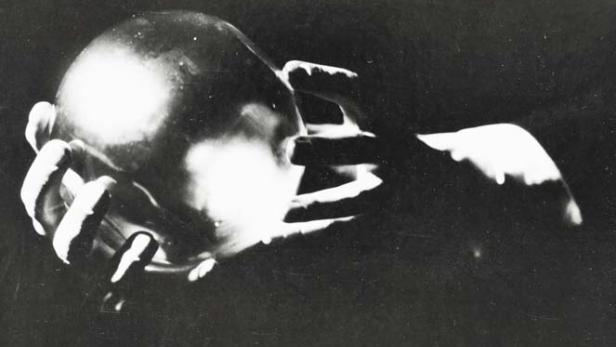 Am Ende der Ausstellung liegt wieder eine Frau in tiefem Schlaf. Roger Parry (1905–1977)Ohne Titel, 1929, aus: Léon-Paul Fargue, &quot;Banalité&quot; (Paris 1930)Silbergelatine, 21,8 × 16,5 cm