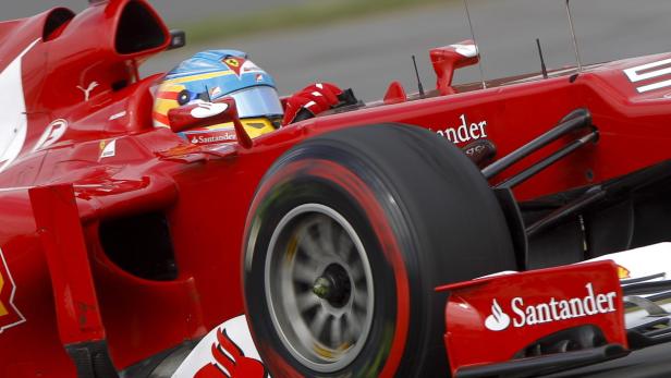 Ein roter Formel-1-Rennwagen auf der Rennstrecke.