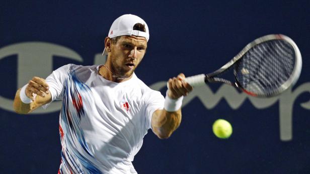 Ein Tennisspieler schlägt einen Ball während eines Spiels.
