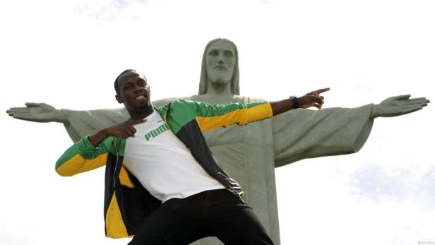Usain Bolt posiert vor der Christusstatue in Rio de Janeiro.