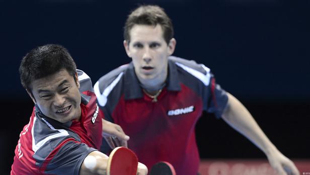 Zwei Tischtennisspieler während eines Spiels.