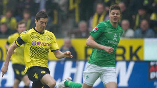 Robert Lewandowski im gelben Trikot von Borussia Dortmund während eines Fußballspiels.