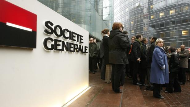 Eine Gruppe von Menschen steht vor dem Gebäude der Société Générale.