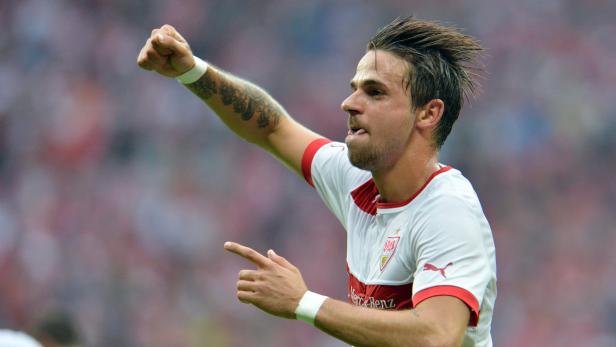 Ein Fußballspieler des VfB Stuttgart jubelt mit erhobenem Arm und zeigt mit dem Finger.