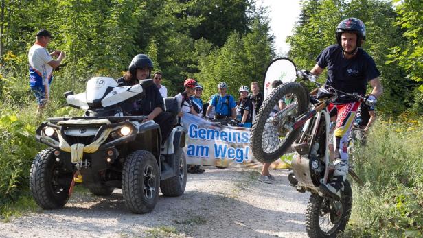 Quads und Enduro-Motorräder fuhren den protestierenden Mountainbikern voraus, die ihre Räder großteils aber nur schoben oder trugen.