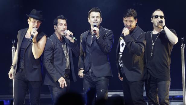 Die New Kids on the Block treten auf der Bühne auf.