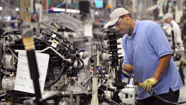 EPAepa03116409 An employee puts together the chassises for Passat sedans at the Volkswagen automobile assembly plant in Chattanooga, Tennessee, USA, 21 February 2012. The VW plant, which manufactures the Passat sedan for the North American market, current Volkswagen-Produktion in Chattanooga, Tennessee: Im Südosten der USA entsteht das zweite Detroit.