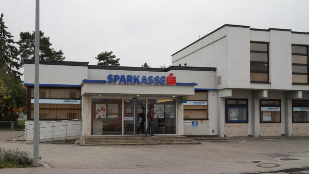 Ein Mann betritt eine Sparkasse.