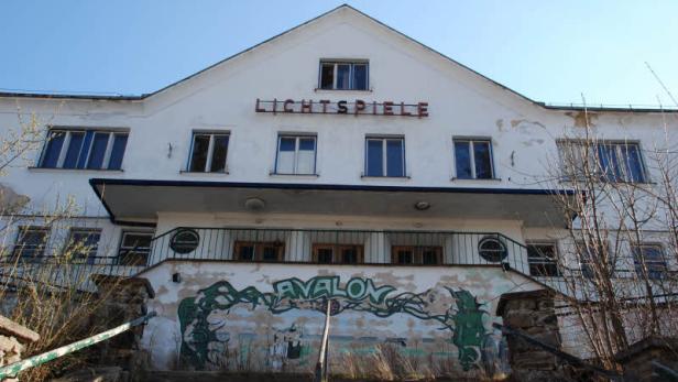 Ein verlassenes Gebäude mit der Aufschrift „Lichtspiele“ und Graffiti an der Fassade.