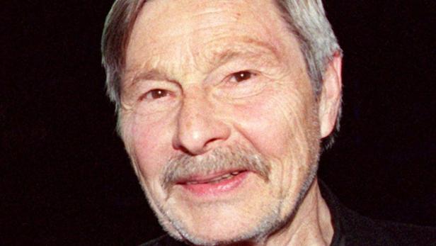 Nahaufnahme des Gesichts eines älteren Mannes mit grauem Haar und Schnurrbart.