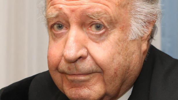 Nahaufnahme des Gesichts eines älteren Mannes mit grauen Haaren.