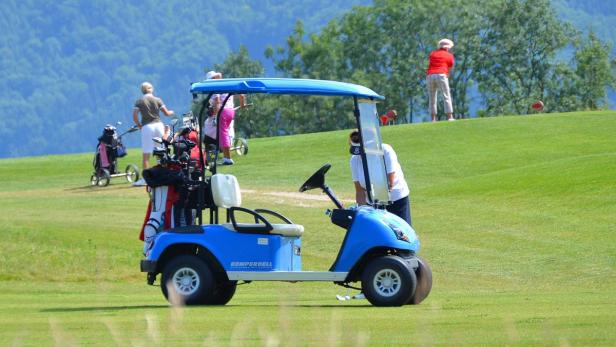 Oma fuhr mit Golfwagerl Freundin nieder