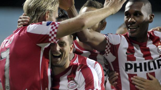 Mehrere Fußballspieler des PSV Eindhoven feiern gemeinsam ein Tor.