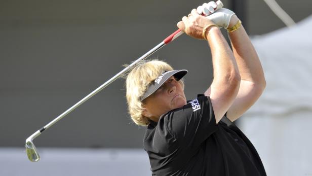 Eine Golferin schwingt ihren Schläger während eines Spiels.