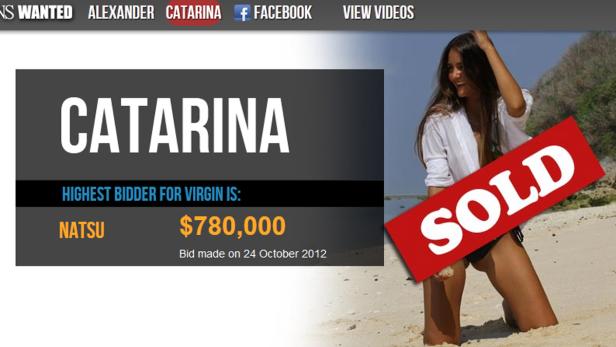 Eine Frau am Strand, mit einem „Verkauft“-Sticker überlagert, neben Informationen über eine Auktion von „Catarina“.