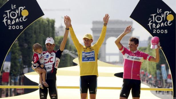 Die Sieger der Tour de France 2005 auf dem Podium in Paris.