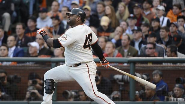 Ein Baseballspieler der San Francisco Giants schlägt den Ball.