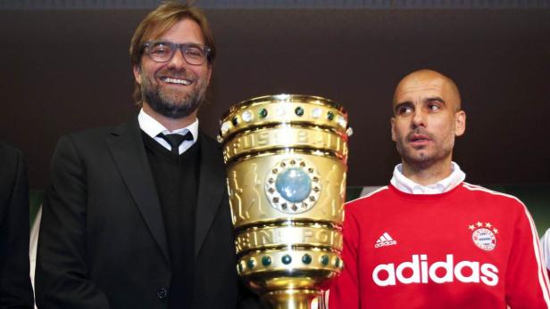 Objekt der Begierde: Dortmund-Coach Klopp und Bayern-Trainer Guardiola mit dem Pokal.