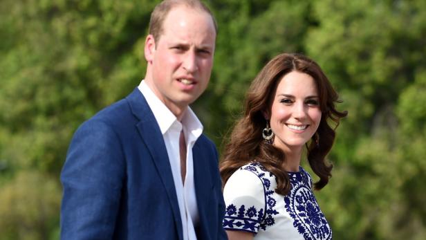 Prinz William und Prinzessin Kate lächeln in die Kamera.