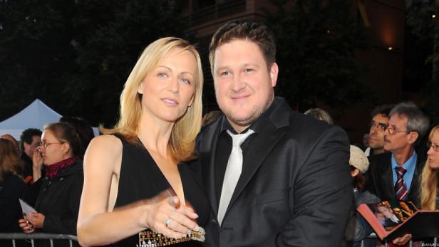 Schauspielerin Simone Thomalla mit ihrem Partner Nicolai Czerny auf dem roten Teppich.