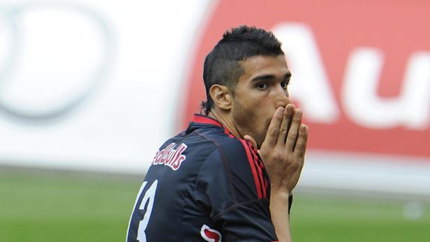 Ein Fußballspieler der New York Red Bulls mit den Händen vor dem Gesicht.