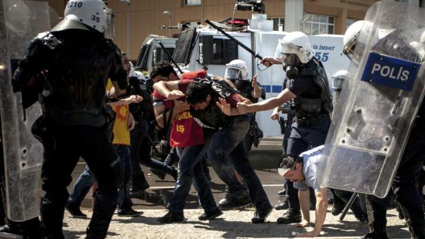 Auch in Izmir kam es zu Demonstrationen gegen den Premier: Die Polizei prügelte die jungen Leute