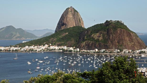 Blick auf den Zuckerhut in Rio de Janeiro mit vielen Booten in der Guanabara-Bucht.