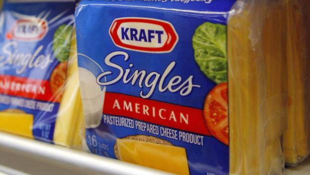 Packungen von Kraft Singles Käsescheiben im Regal.