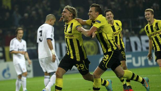 Jubelnde Fußballspieler von Borussia Dortmund während eines Spiels.