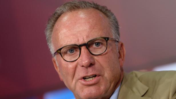 Uli Hoeneß mit Brille während einer Rede.