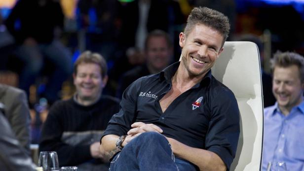 Felix Baumgartner sitzt lächelnd in einem Sessel.